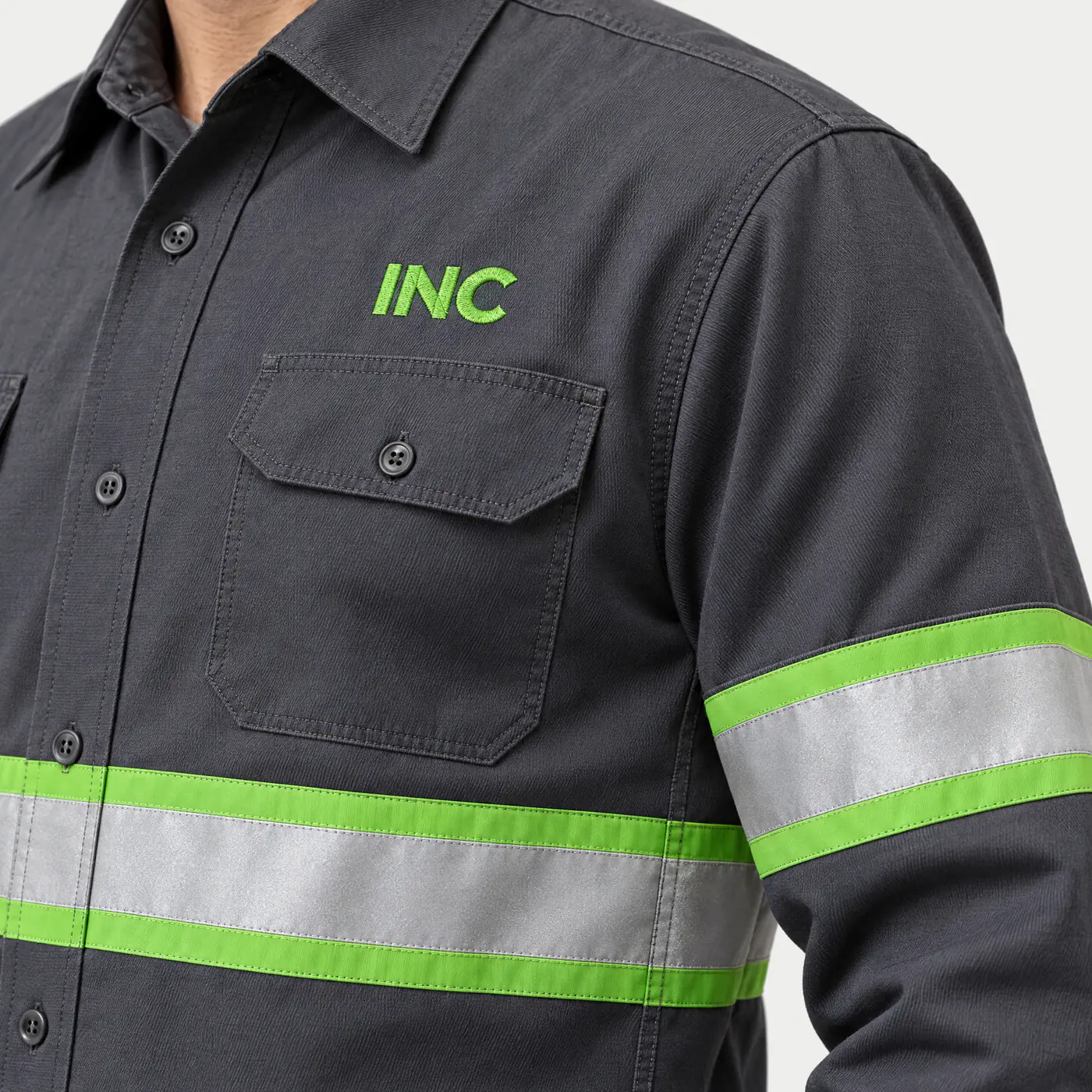 Camisa con cinta reflectiva · detalle